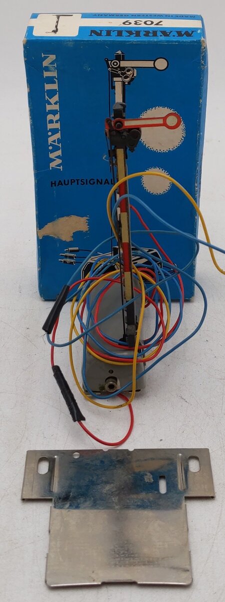 Marklin 7039 HO Scale Signal With Train Control/Box