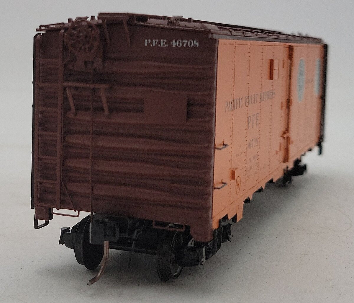 Des Plaines Hobbies SSA2304.1PFE Double Herald B&W Refrigerator Car #46708 LN/Box
