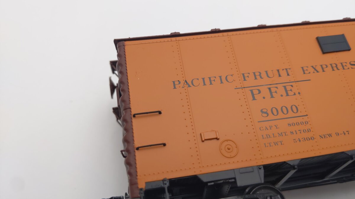 Des Plaines Hobbies SSA2301.6 S Gauge PFE R-40-23 Double Herald Reefer Car #8000 EX/Box