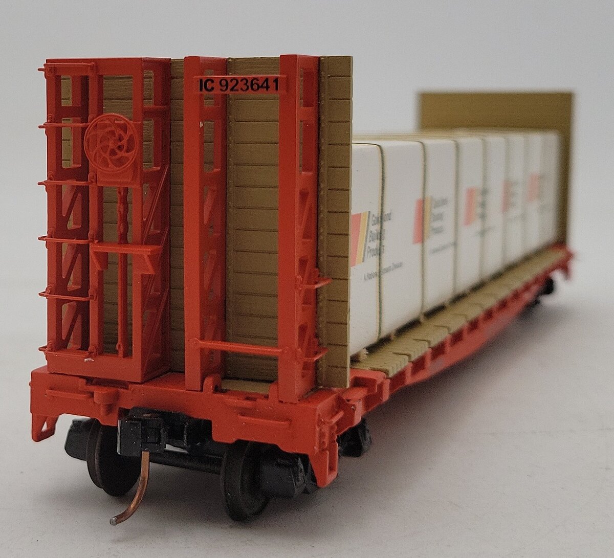 The Showcase Line 00161 S Scale IC Bulkhead Flatcar w/ GBP Load LN/Box