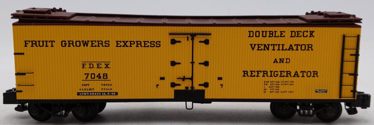 S-Helper Service 01015 S Scale FGEX Reefer Car #7048 (Hi-Rail)/Box