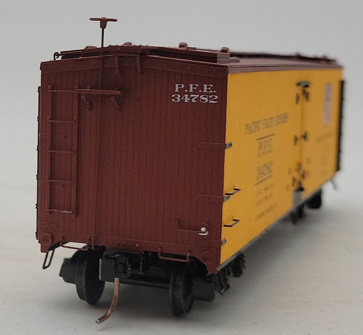S-Helper 00499 S Scale Southern Pacific PFE Reefer Car #34782 LN/Box