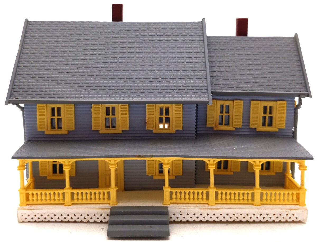 Model Power 2560 N Scale Jordan's House Buil Up Lighted W2 Hand Painted Figures LN/Box