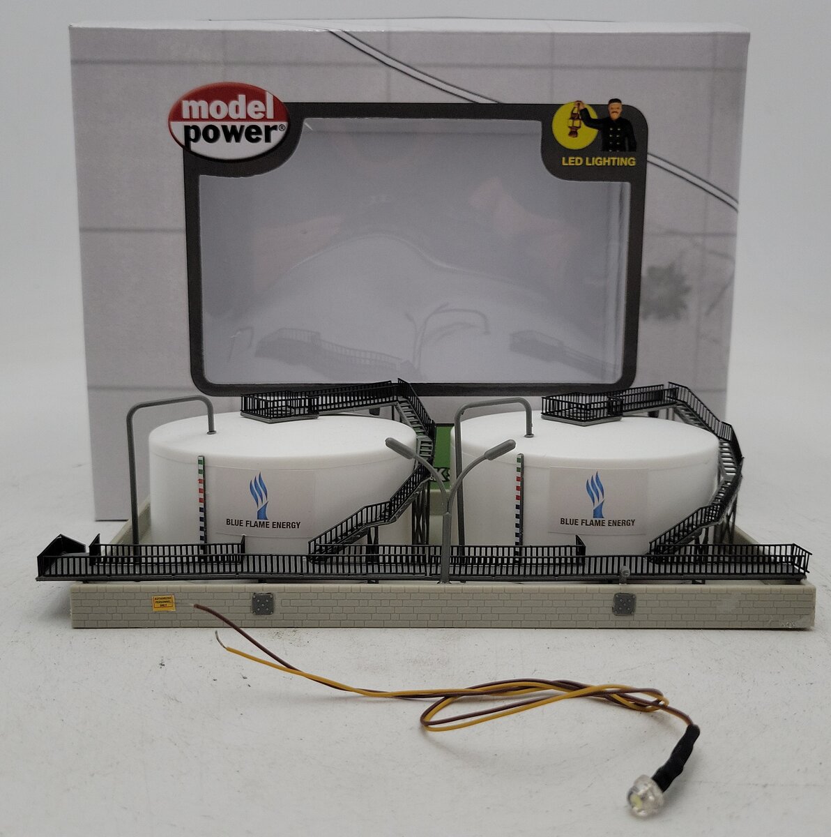 Model Power 2592 N Twin Oil Tanks Built Up  EX/Box
