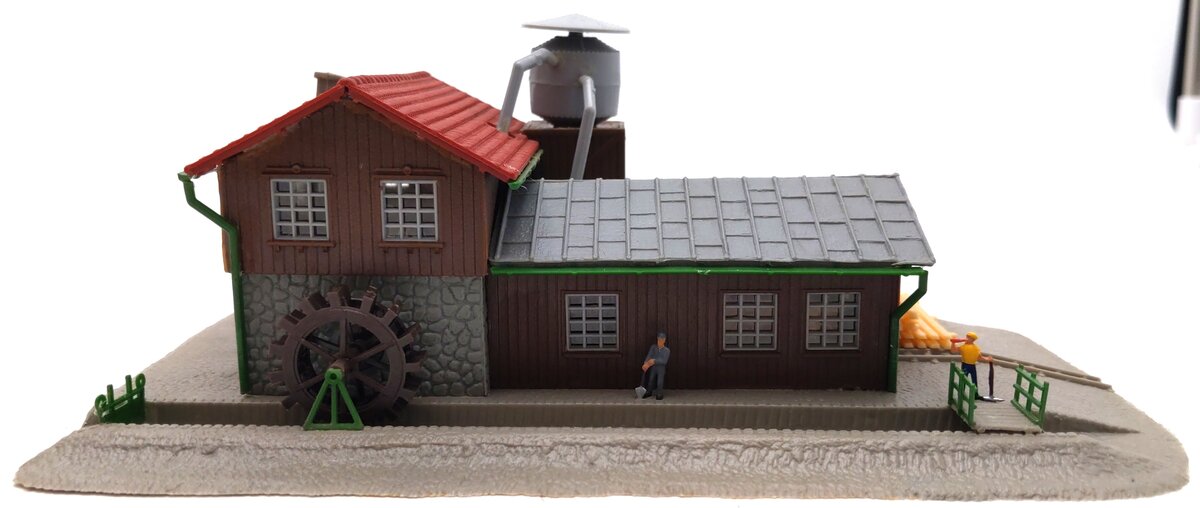 Model Power 2567 N Scale Saw Mill Built Up Lighted W/-2 Handpainted Figures EX/Box