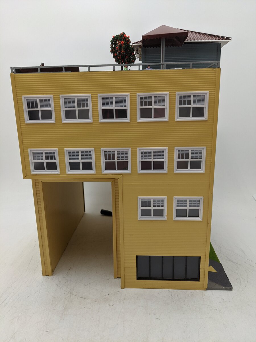 Menards 279-5142 HO Scale Country Suites Hotel & Parking EX
