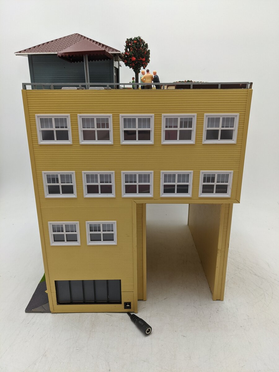 Menards 279-5142 HO Scale Country Suites Hotel & Parking EX