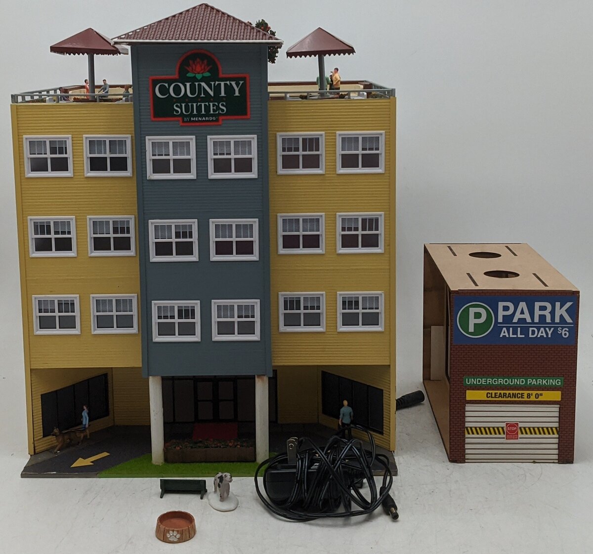 Menards 279-5142 HO Scale Country Suites Hotel & Parking EX