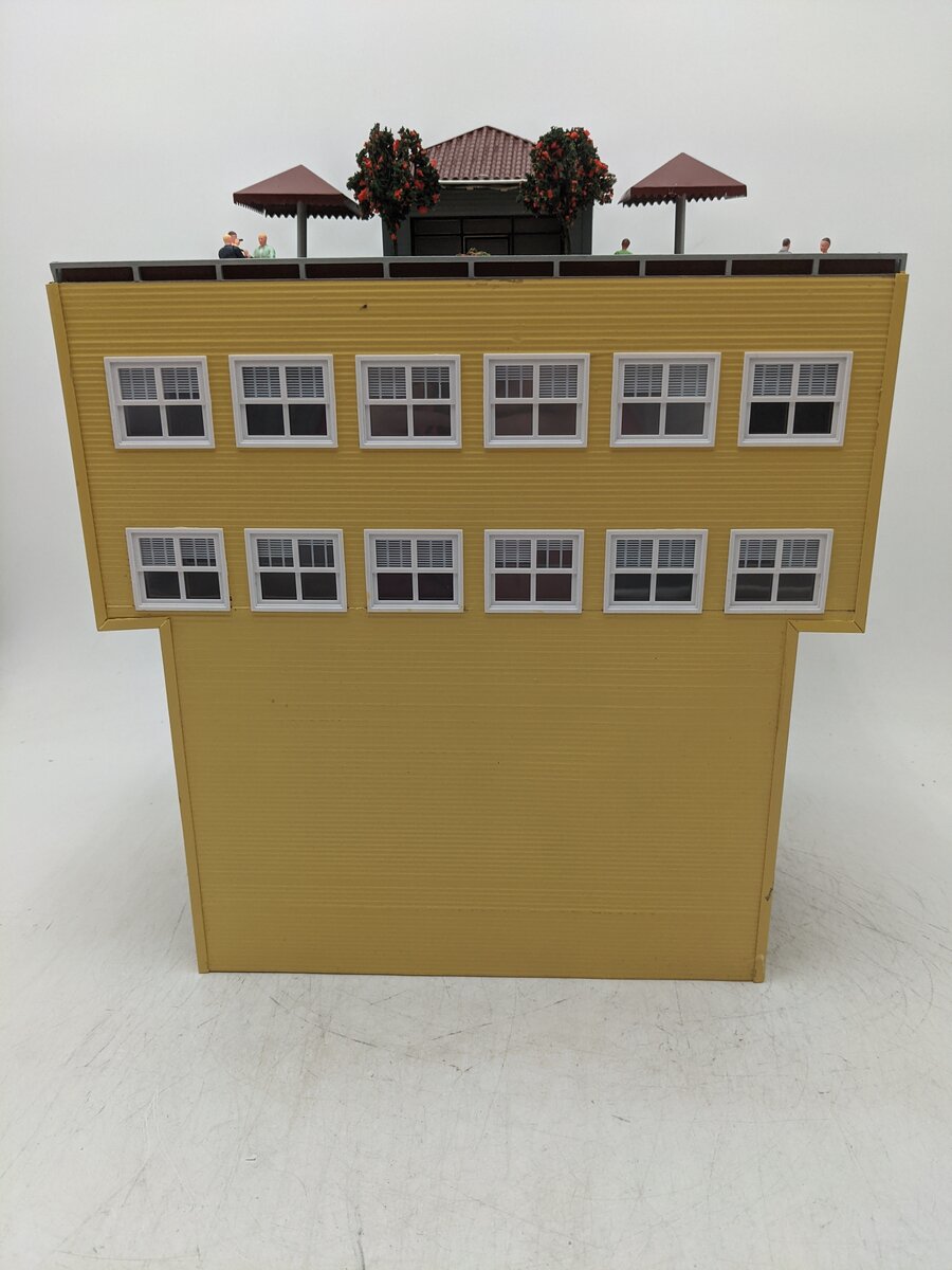 Menards 279-5142 HO Scale Country Suites Hotel & Parking EX