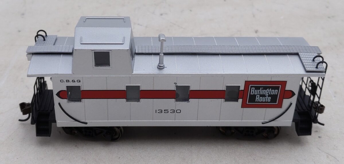 Bachmann 14001 HO Burlington Streamlined Caboose with Offset Cupola #13530