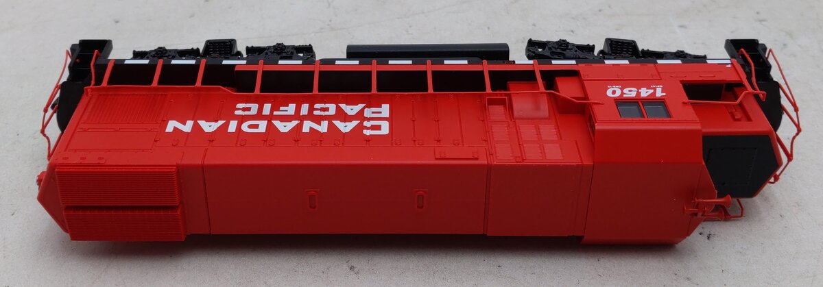 Walthers 931-2501 HO CP EMD GP15-1 Diesel Locomotive - Standard DC #1450