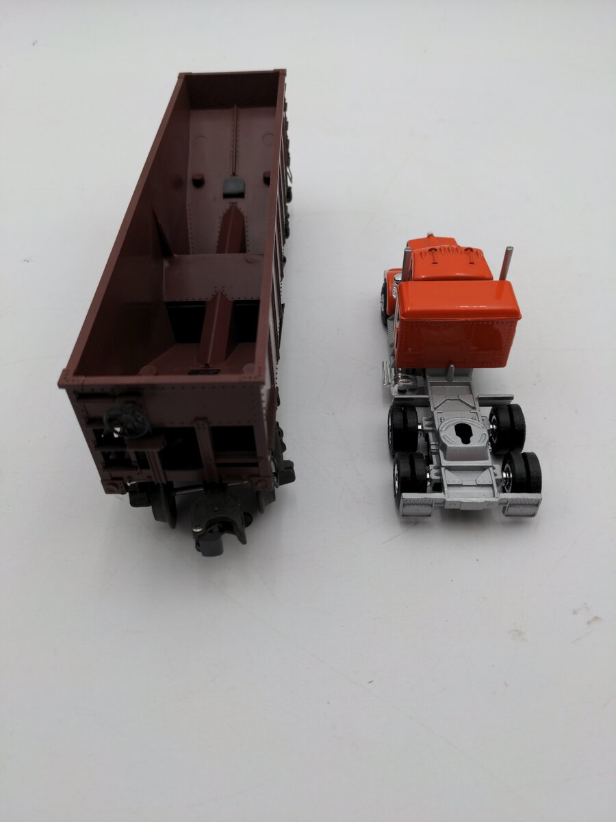 Lionel 6-6105 And 6-12794 O RDG Operating Hopper #6105 And A Die-Cast Tractor EX/Box