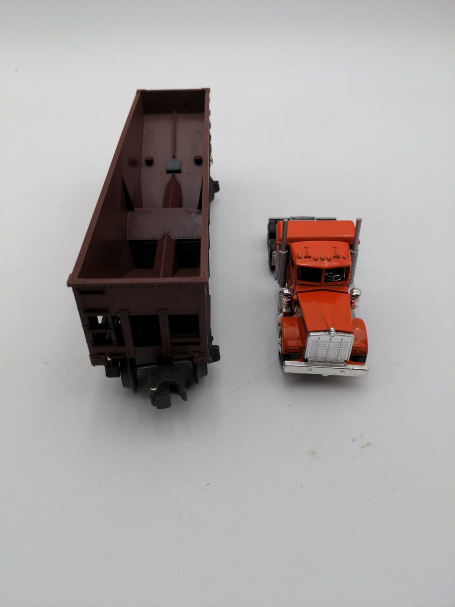 Lionel 6-6105 And 6-12794 O RDG Operating Hopper #6105 And A Die-Cast Tractor EX/Box