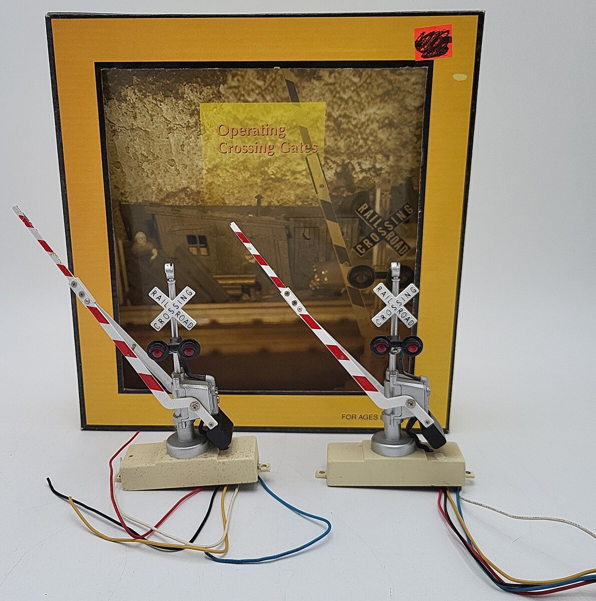 MTH 30-11012 O Gauge Operating Crossing Gates Signal (Box of 2) EX/Box