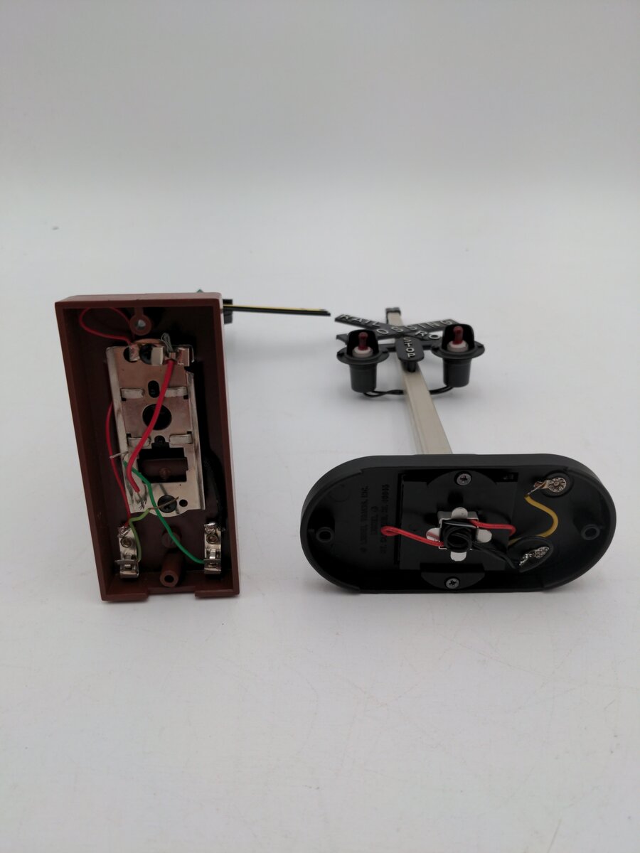 Lionel  And 6-12888 O Operating Semaphore Signal And Highway Flasher VG/Box