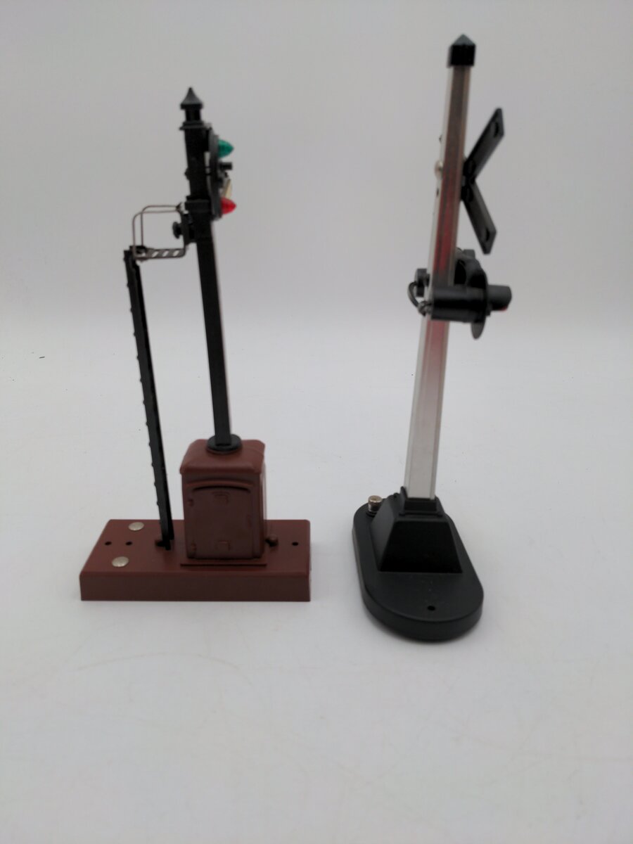 Lionel  And 6-12888 O Operating Semaphore Signal And Highway Flasher VG/Box
