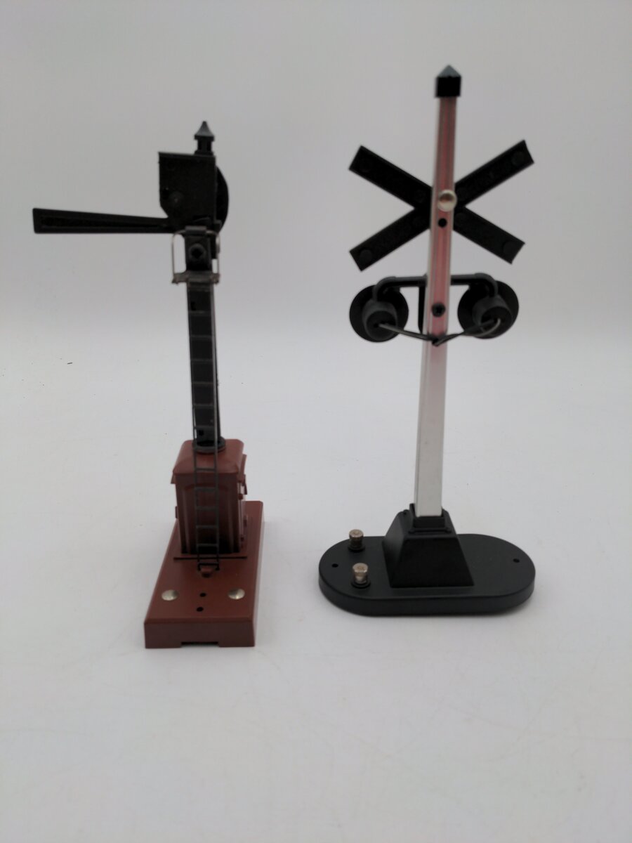 Lionel  And 6-12888 O Operating Semaphore Signal And Highway Flasher VG/Box