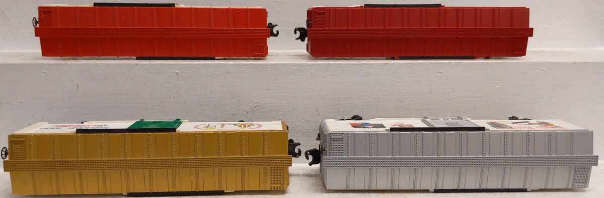 Lionel O Assorted Christmas Freight Box Cars: 19945, 19910, 16272, 19913 [4] EX/Box
