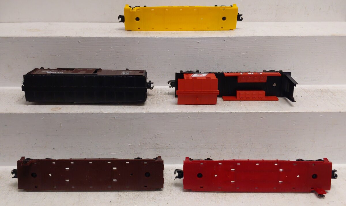 Lionel & Other O Scale Assorted Freight Cars [5] VG