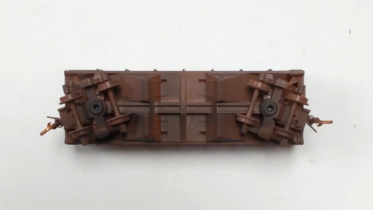 Micro-Trains 05652341 N Scale Southern Pacific Weathered 33' Twin Bay Hopper LN/Box
