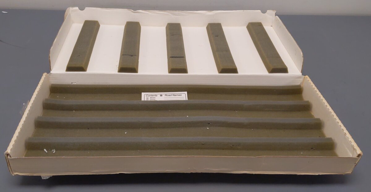 A&B Industries HO Car Case Model Railroad Padded Storage [3] VG