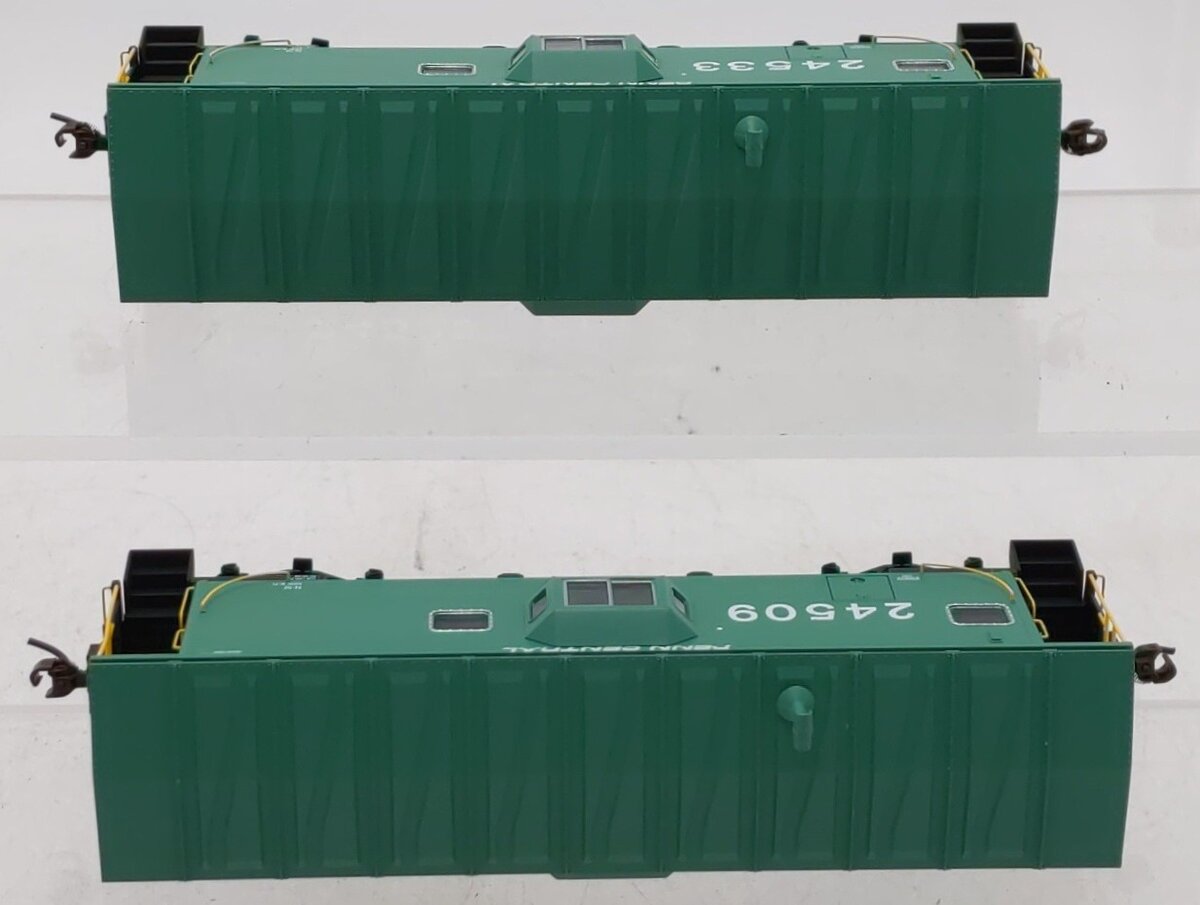 Walthers 932-27629 HO Scale Penn Central Cabooses (Set of 2) LN/Box