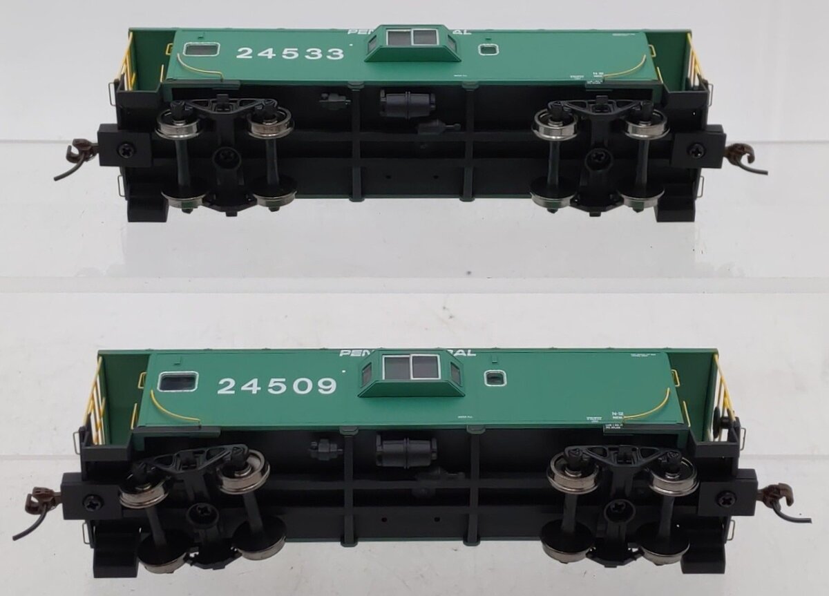 Walthers 932-27629 HO Scale Penn Central Cabooses (Set of 2) LN/Box