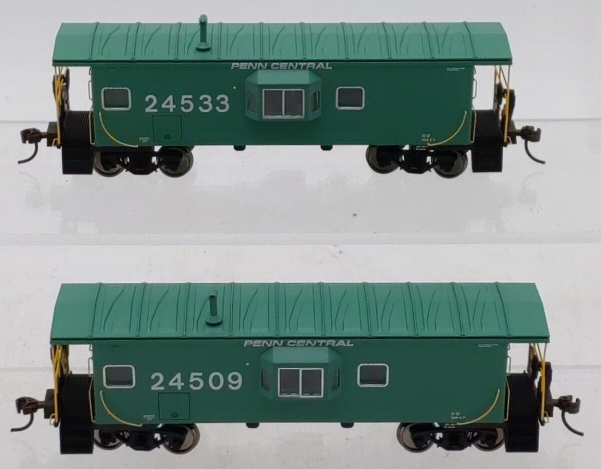 Walthers 932-27629 HO Scale Penn Central Cabooses (Set of 2) LN/Box