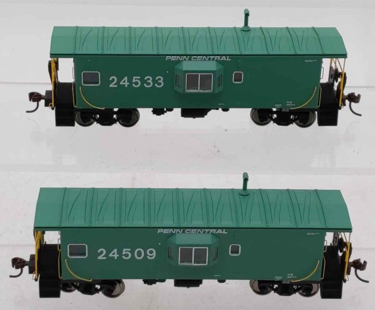 Walthers 932-27629 HO Scale Penn Central Cabooses (Set of 2) LN/Box