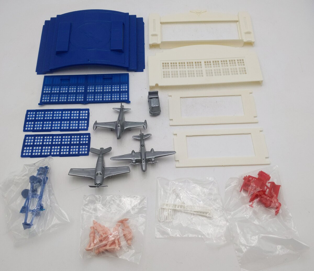 K-Line K4021 O Airport W/Planes Figures & Accessories Kit LN/Box