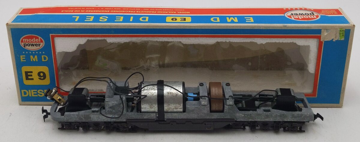 Model Power 923 HO Scale Burlington Northern Powered Diesel Locomotive #9804 VG/Box