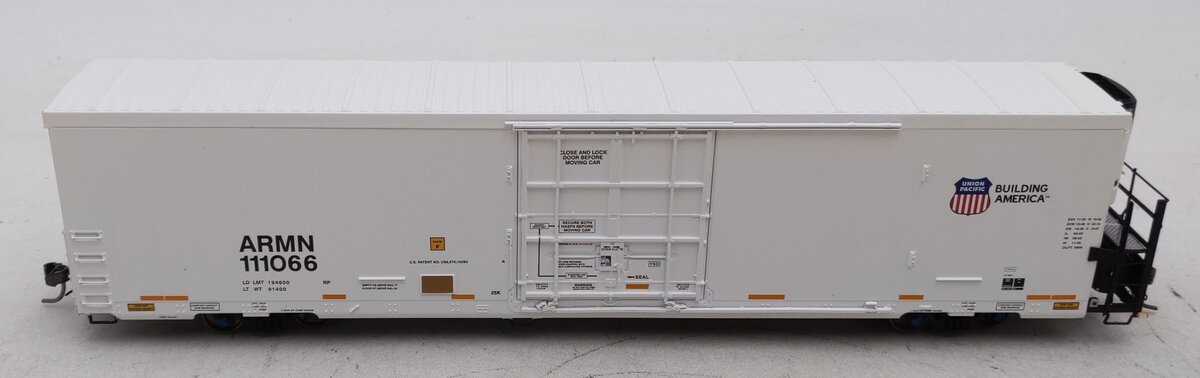 Atlas 50003368 N Union Pacific 64' Trinity Reefer (White/Black) #111066