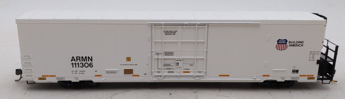 Atlas 20004441 HO Scale Union Pacific 64' Trinity Reefer (White/Black) #111306