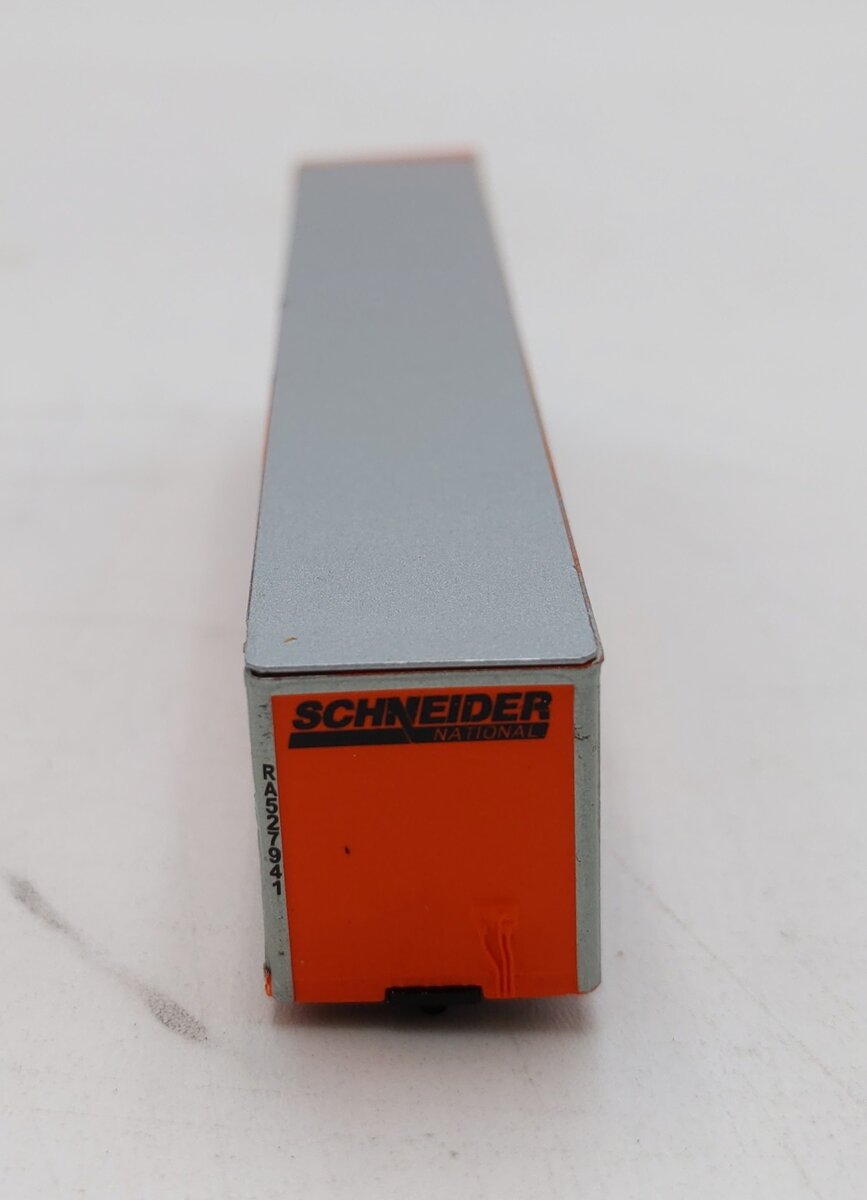 Deluxe Innovations 180501 N Scale Railroader Schneider National Trailer