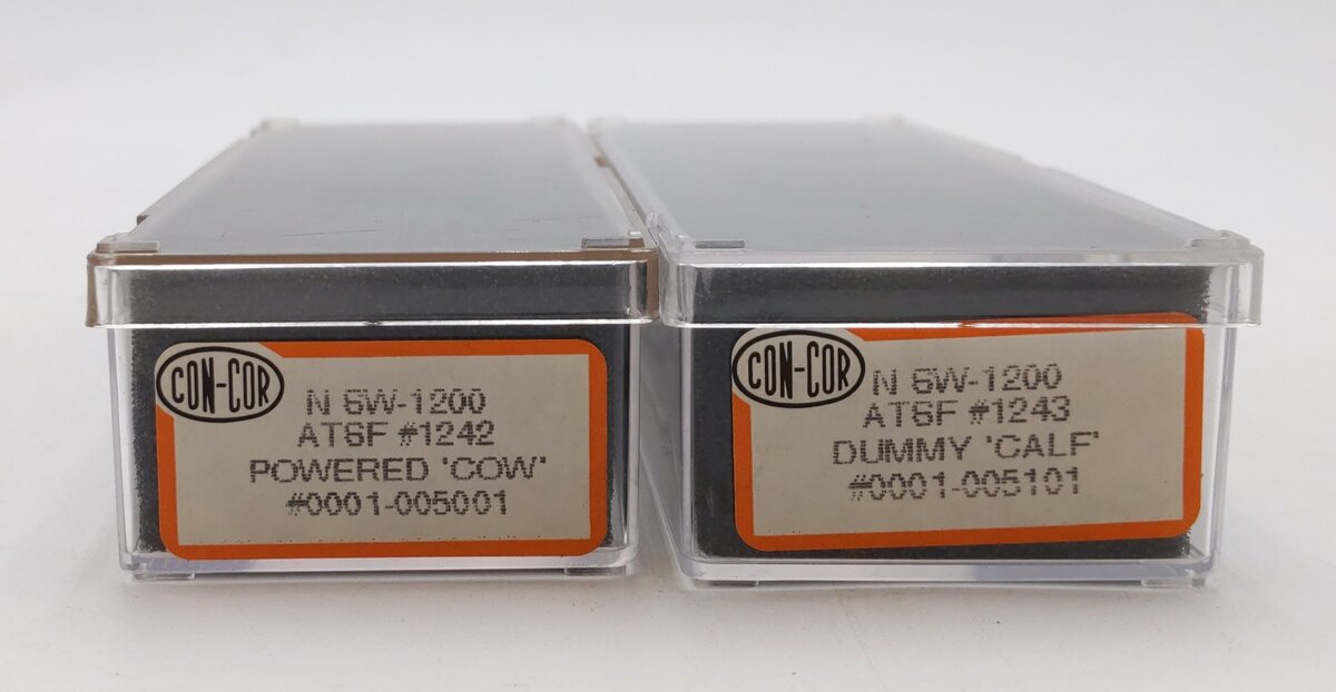Con-Cor 0001-005001 ATSF Diesel Engine & Nonpowered Diesel Locomotive #1242/Box