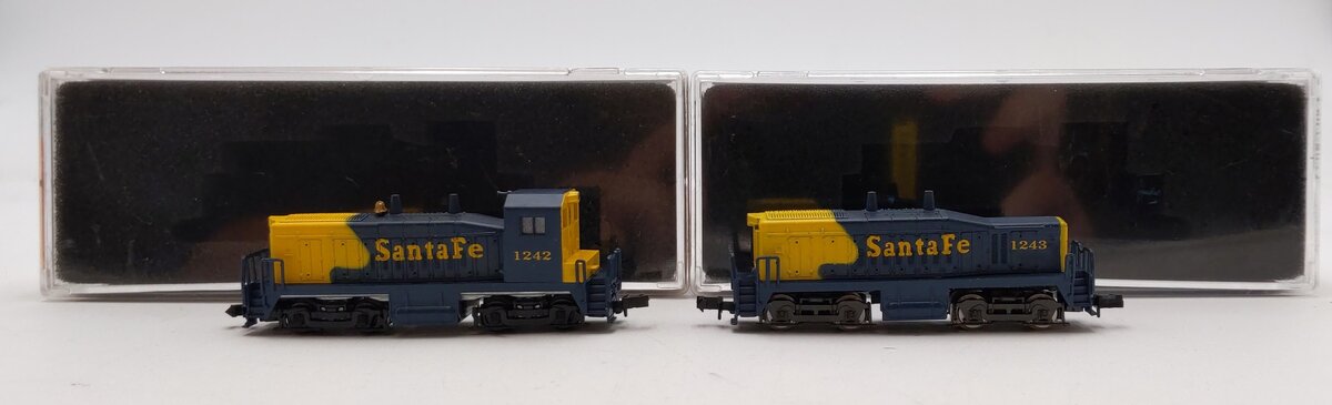 Con-Cor 0001-005001 ATSF Diesel Engine & Nonpowered Diesel Locomotive #1242/Box