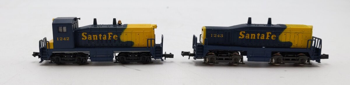 Con-Cor 0001-005001 ATSF Diesel Engine & Nonpowered Diesel Locomotive #1242/Box