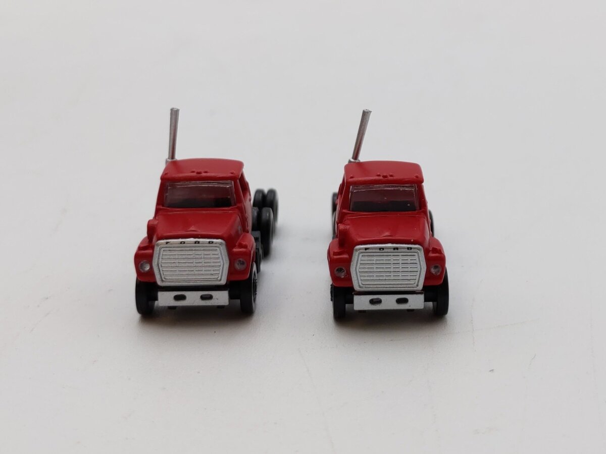 Atlas 2924 N Red American Trucks 1984 Ford 9000 LNT Semi Tractor (Box of 2) NIB