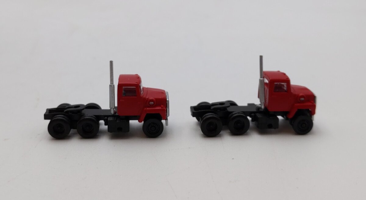 Atlas 2924 N Red American Trucks 1984 Ford 9000 LNT Semi Tractor (Box of 2) NIB