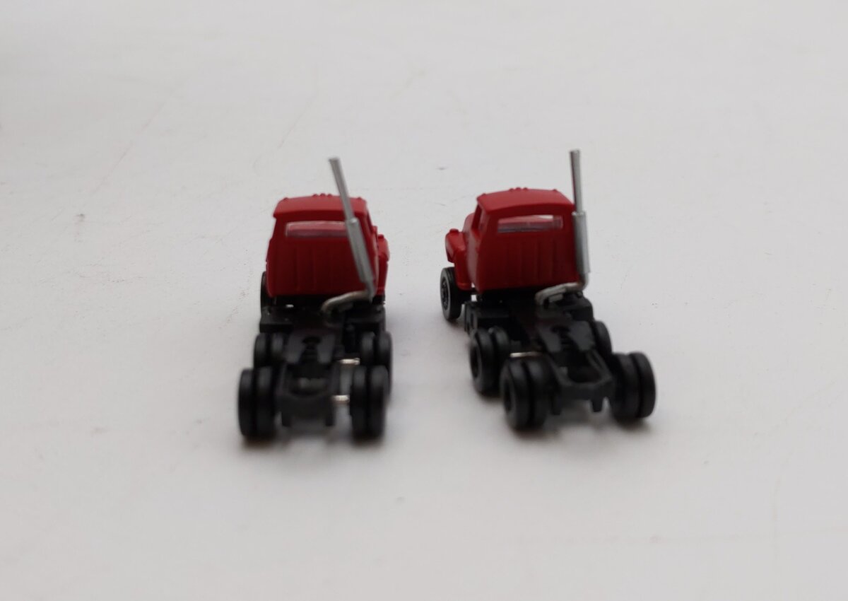 Atlas 2924 N Red American Trucks 1984 Ford 9000 LNT Semi Tractor (Box of 2) NIB