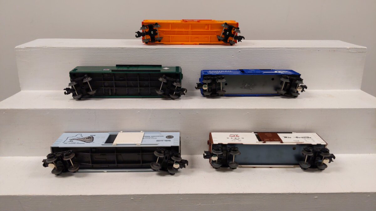 Lionel O Gauge Assorted Train Cars [5] VG
