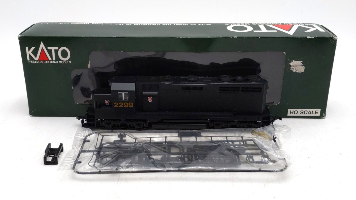Kato 37-029 HO Scale Pennsylvania GP35 Powered Diesel Locomotive #2299 LN/Box