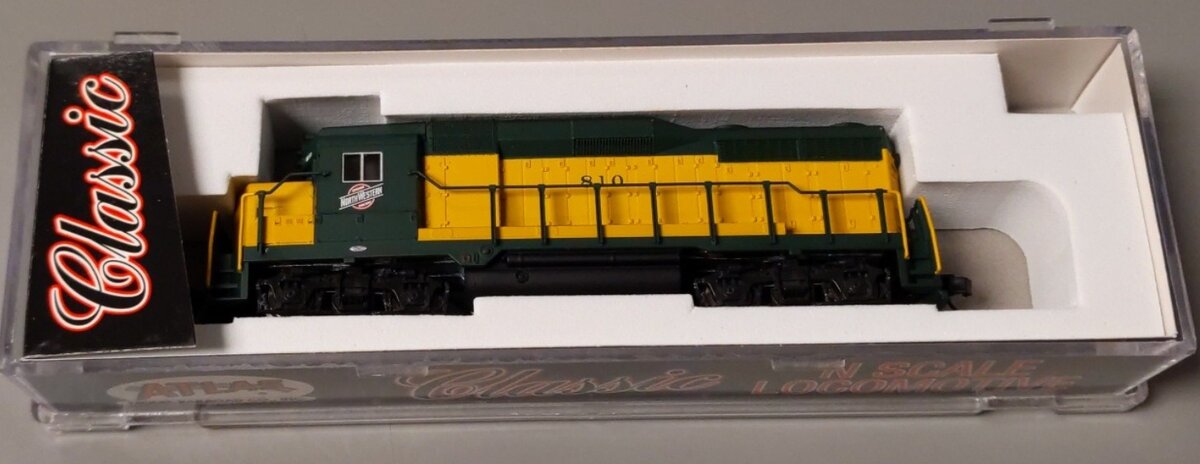 Atlas 40002440 N Chicago & North Western GP30 Diesel Locomotive #810 LN/Box