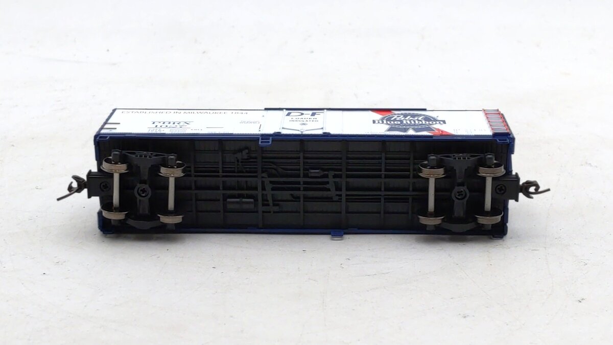 Atlas 20006331 HO Scale Pabst Blue Ribbon 40' Plug Door Boxcar #1027