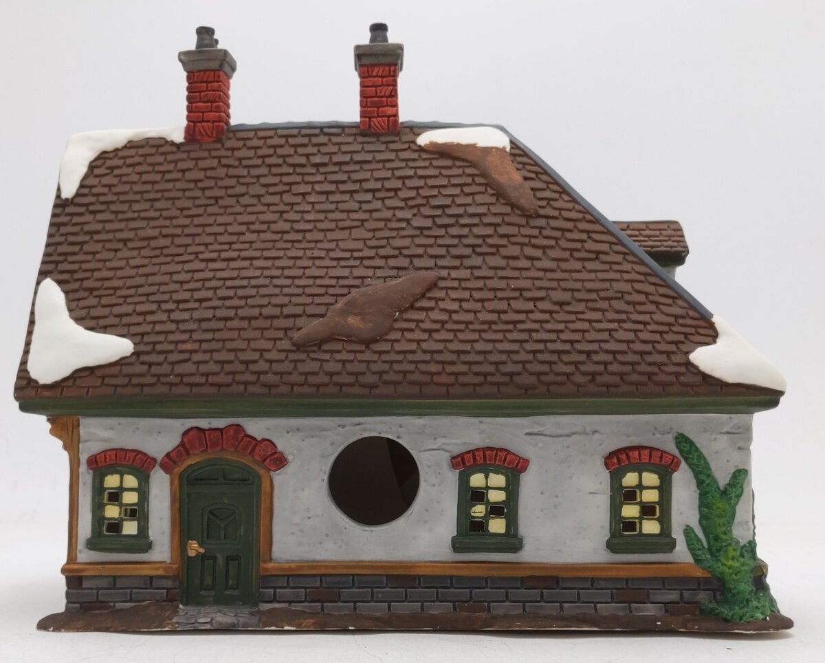 Heartland Valley Village Deluxe Porcelain Red Brick Tudor Lighted House EX/Box