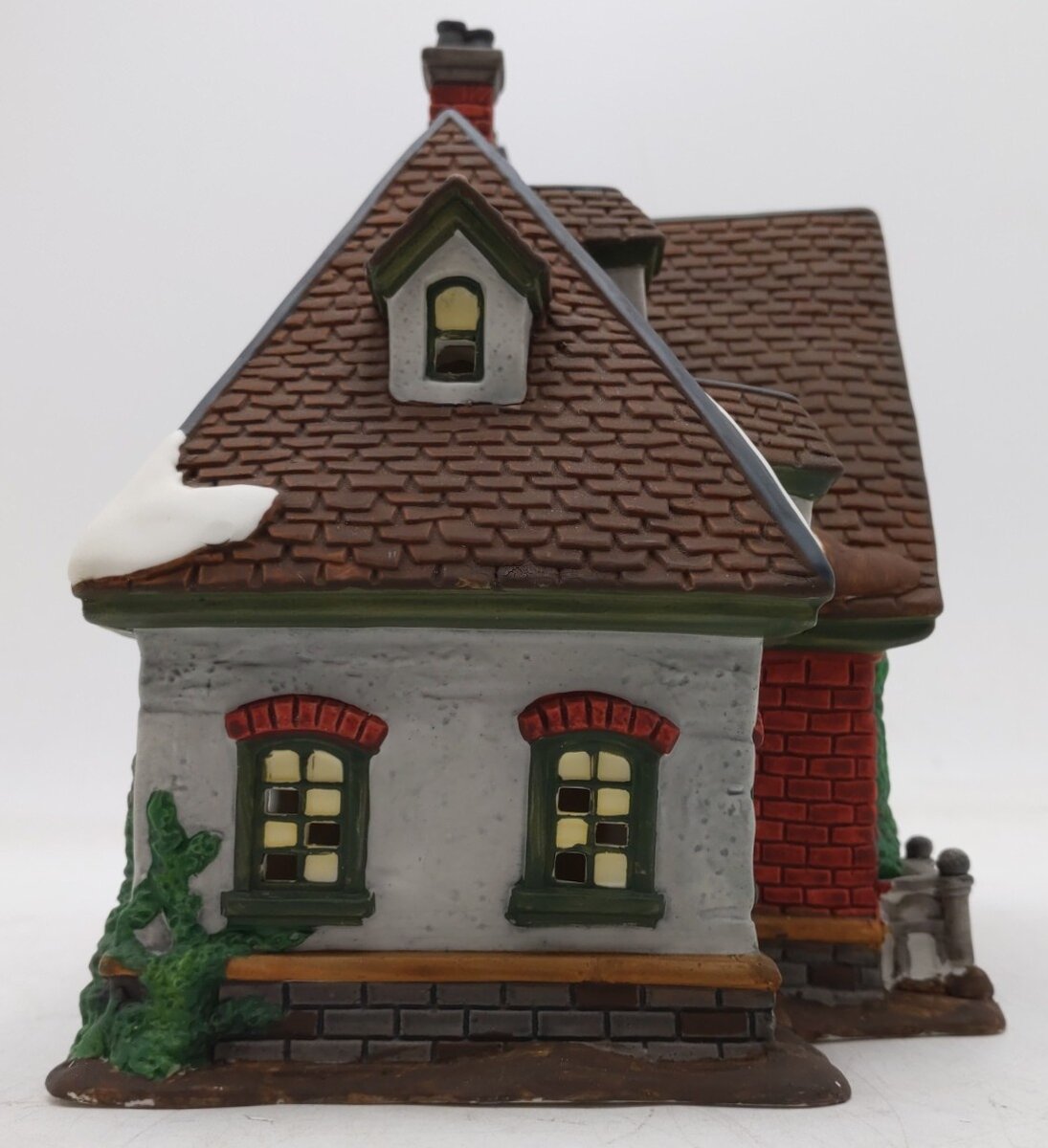 Heartland Valley Village Deluxe Porcelain Red Brick Tudor Lighted House EX/Box