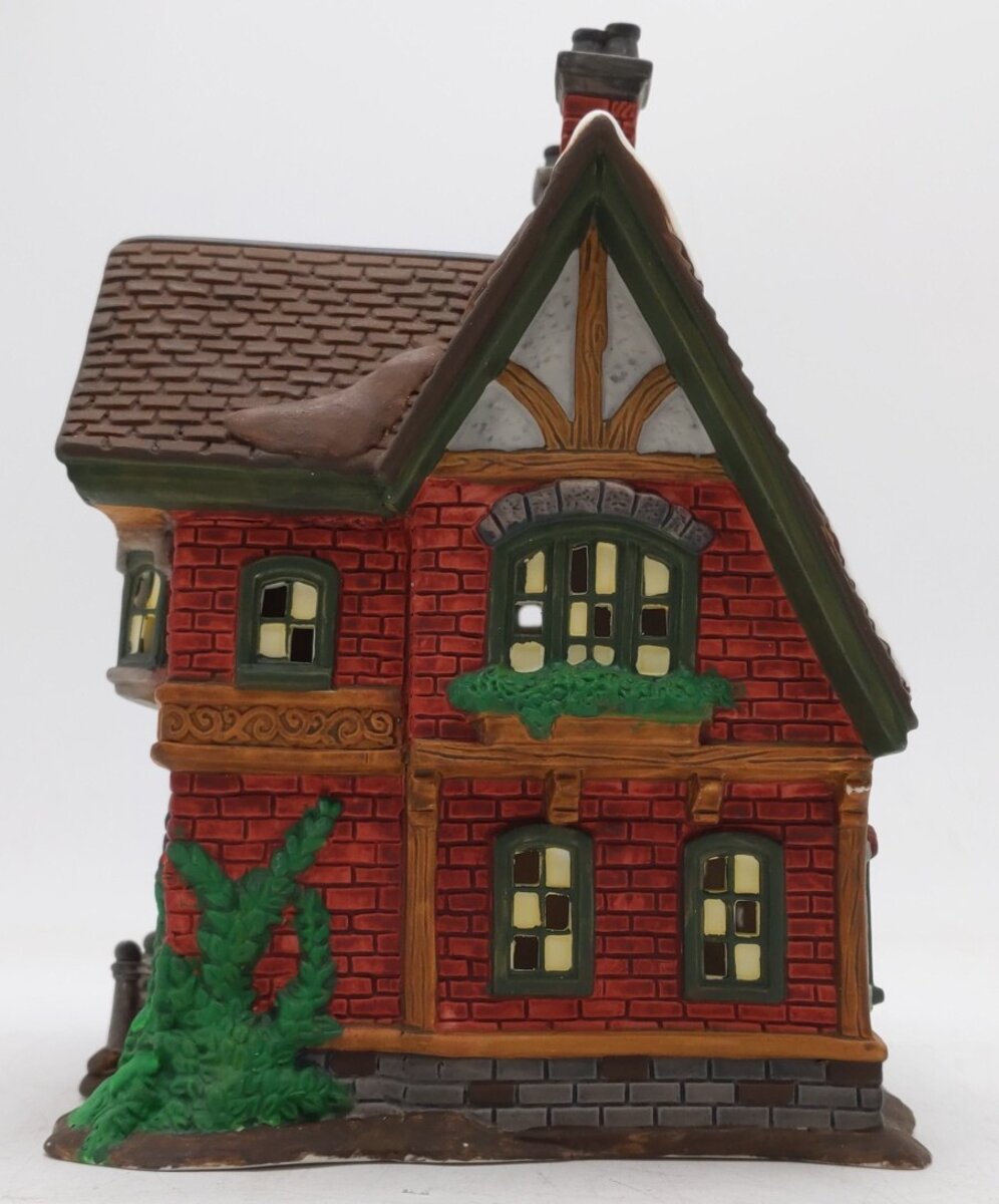 Heartland Valley Village Deluxe Porcelain Red Brick Tudor Lighted House EX/Box