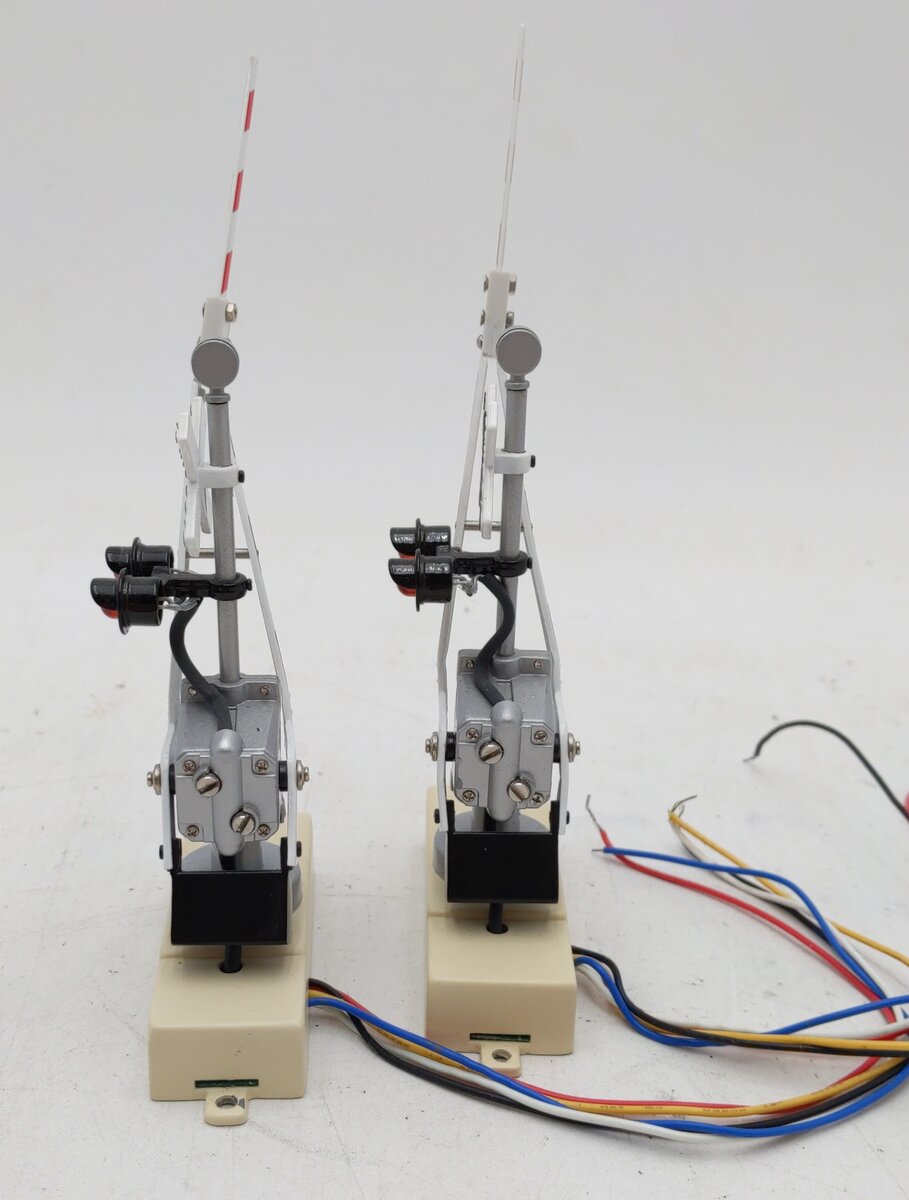 MTH 30-11012 O Gauge Operating Crossing Gates Signal (Box of 2) EX