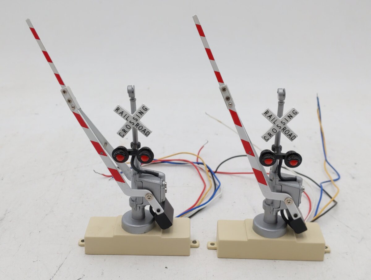 MTH 30-11012 O Gauge Operating Crossing Gates Signal (Box of 2) EX