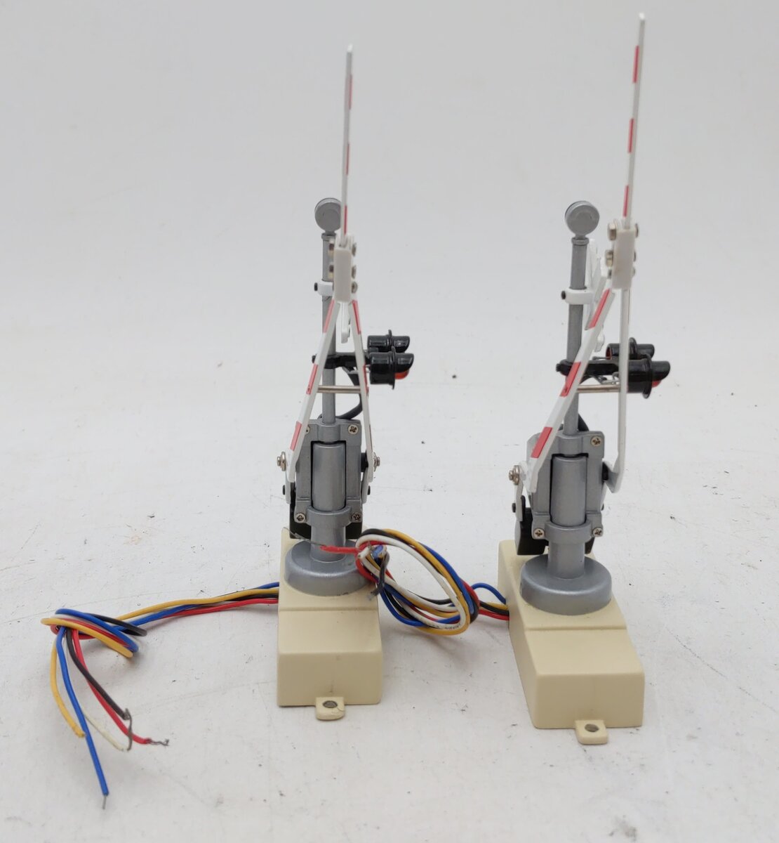 MTH 30-11012 O Gauge Operating Crossing Gates Signal (Box of 2) EX
